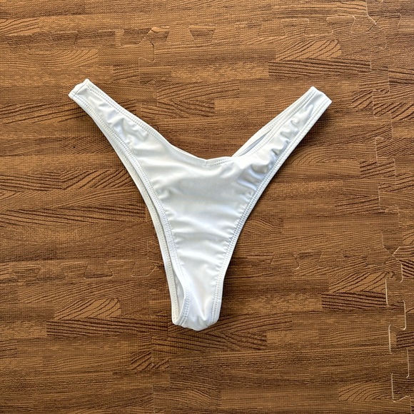 WHITE BIKINI BOTTOMS SIZE MEDIUM V-SHAPED - Picture 1 of 2